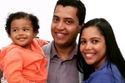 Cantora Amanda Wanessa, o marido e a filha, posam juntos e sorridentes
