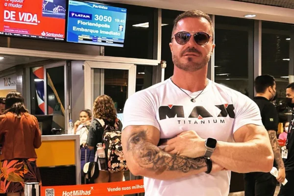 foto colorida do influenciador Renato Cariani, alvo de operação da PF - Metrópoles