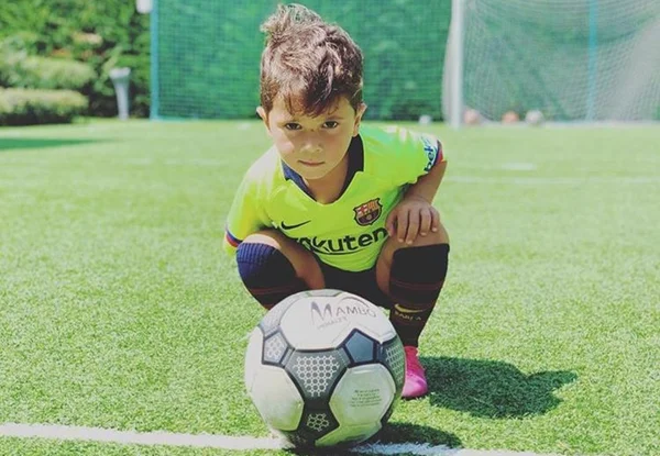 Vídeo: filho de Messi de 4 anos imita gol e comemoração do pai