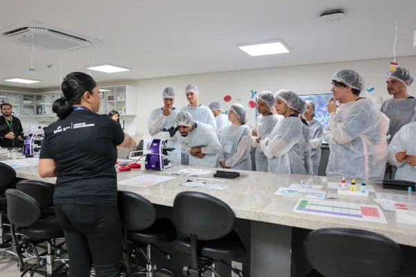 Foto colorida de estudantes em curso técnico do Senac-DF