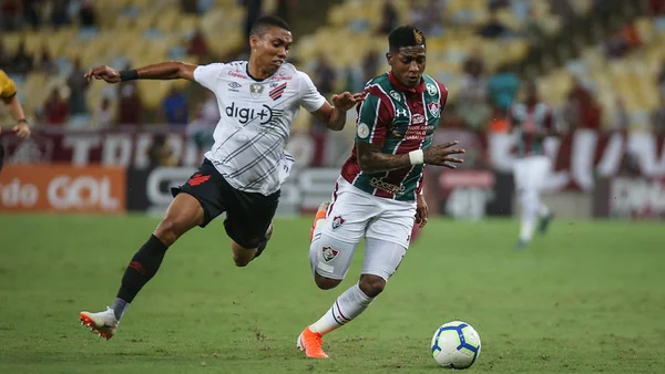 Madson brilha e Athletico-PR vira sobre o Fluminense no Maracanã
