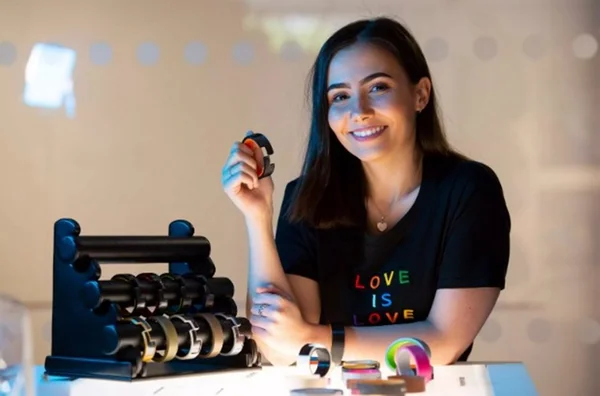 Estudante cria pulseira que emite alerta em situação de assédio