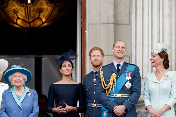 Rainha Elizabeth, Meghan Markle, príncipe Harry, William e Kate Middleton