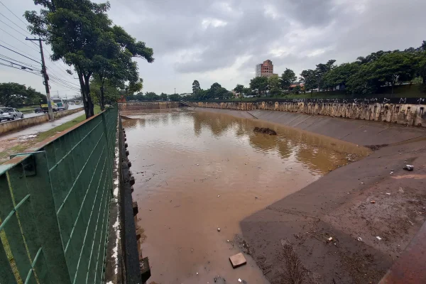 Imagem mostra piscinão - Metrópoles