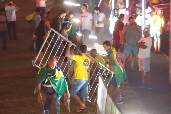 Bolsonaristas driblam PM, arrancam grades e ocupam a Esplanada