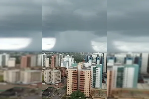 chuva e nuvem em formato de cogumelo