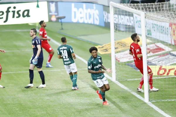 Luiz Adriano marca e Palmeiras sofre para derrotar RB Bragantino em casa