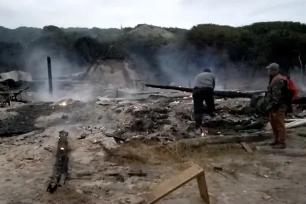 Foto colorida mostra rancho de pesca destruído em Florianópolis