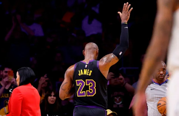 Imagem mostra LeBron James de costas - Metrópoles