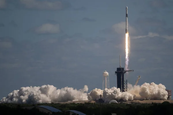 Vídeo: Nasa e SpaceX lançam foguete rumo à Estação Espacial