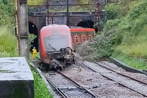 Não haviam passageiros no trem da CPTM que descarrilou em Franco da Rocha. A Defesa Civil informou que a região foi atingida por alagamentos - Metrópoles