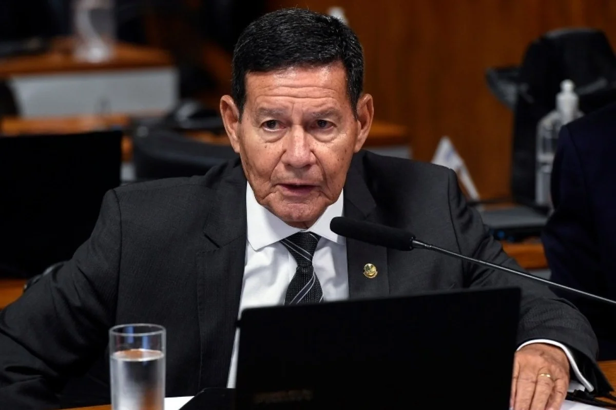 Mourão é o único senador a votar contra a PEC do fim da escala 6x1