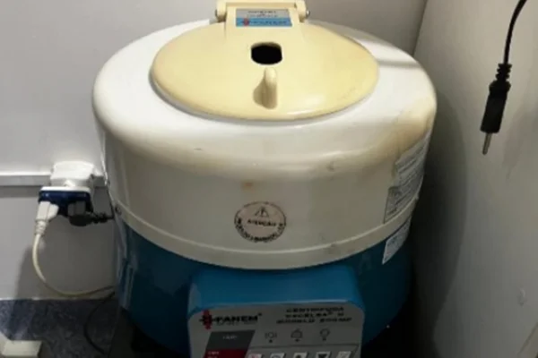 Imagem mostra máquina antiga de fertilização in vitro - Metrópoles