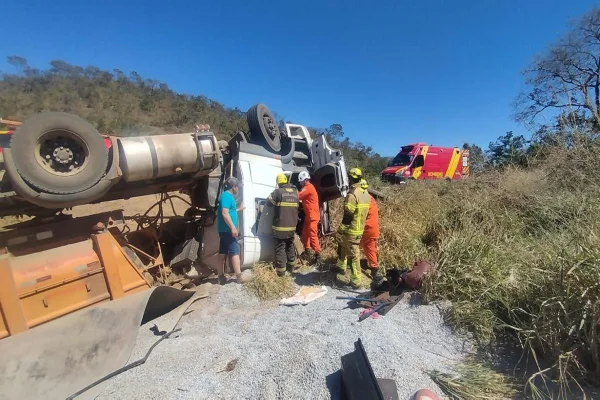 Motorista morre após caminhão bitrem sair da pista e capotar