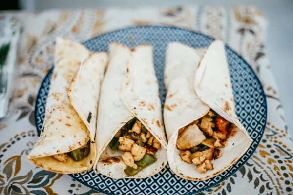 wrap com recheio de frangos e tempeiros