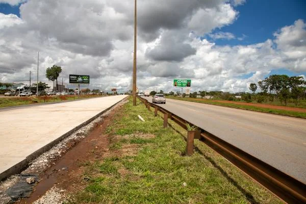 Foto colorida mostrando obras na Via Estrutural-Metrópoles