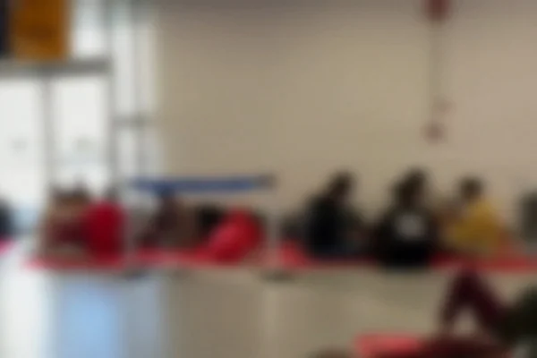 Imagem colorida desfocada de pessoas refugiadas em uma área restrita