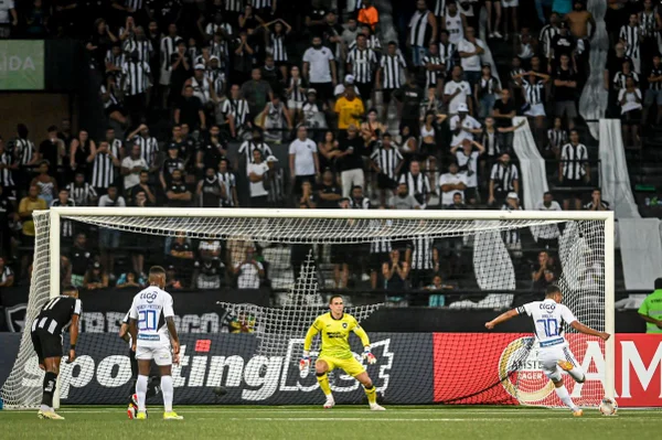 Botafogo falha na defesa e estreia com derrota em casa na Libertadores
