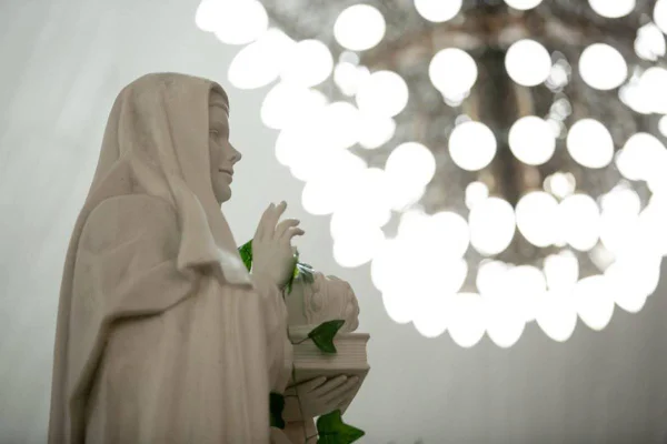 Em homenagem à santa dos endividados, fiéis lotam igreja do DF nesta sexta