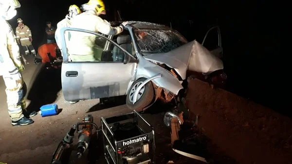 Criança de 5 anos morre após carro bater em estrutura de concreto
