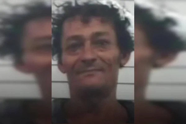 Homem mata irmã e arranca a língua da parente na frente da mãe