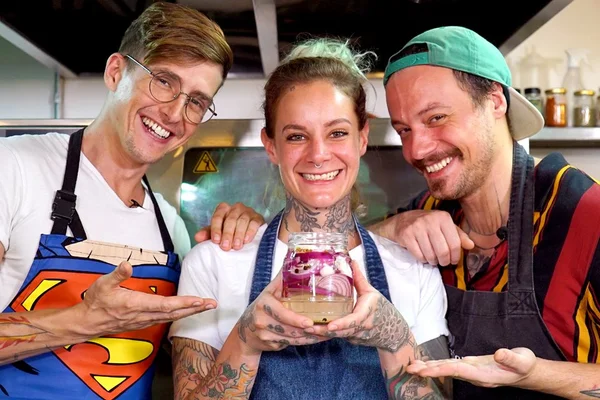 Merenda de Solteiro: Roberta e Will preparam picles de cebola