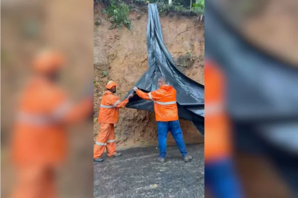 A Serra do Guaraú, localizada em Peruíbe, havia sido interditada na manhã deste sábado (21). O trecho foi liberado por volta das 14h40 - Metrópoles