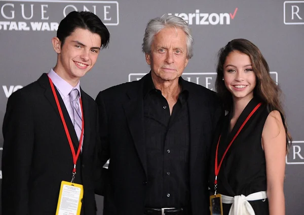 “Pensava que meu pai fazia panquecas”, diz filha de Michael Douglas