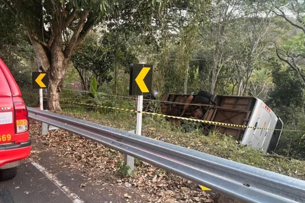 Imagem colorida de ônibus capotado