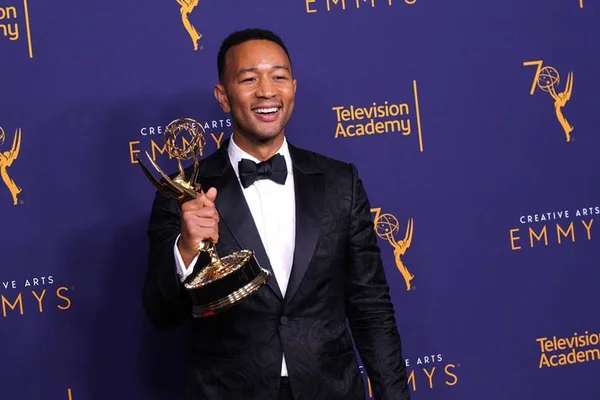 John Legend com troféu na mão