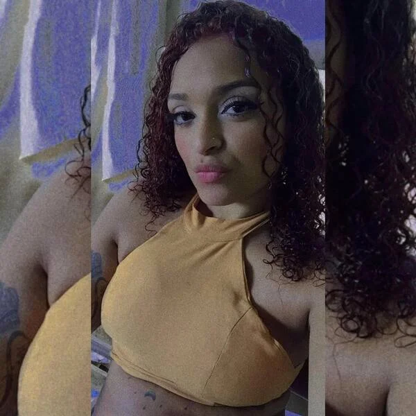 Menina de blusa amarela, faz bico para posar em foto