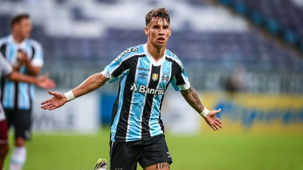 O jogador Ferreirinha, do Grêmio, comemora um gol durante partida oficial