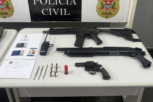 Imagem colorida mostra materiais apreendidos com suspeito de roubar arma de policial. Metrópoles