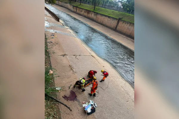 Homem cai no Ribeirão Arrudas e é resgatado por bombeiros