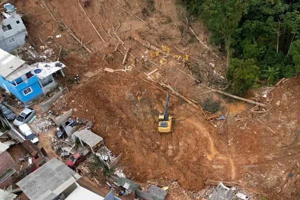 Imagens aéreas dos trabalho de resgate na Barra do Sahy em São Sebastião, litoral norte de São Paulo, nesta sexta-feira (24/02/23).