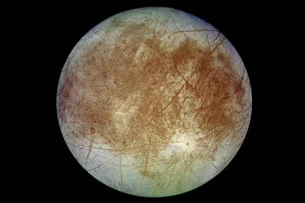 Os cumes duplos são uma das características mais presentes em Europa, uma lua de Júpiter