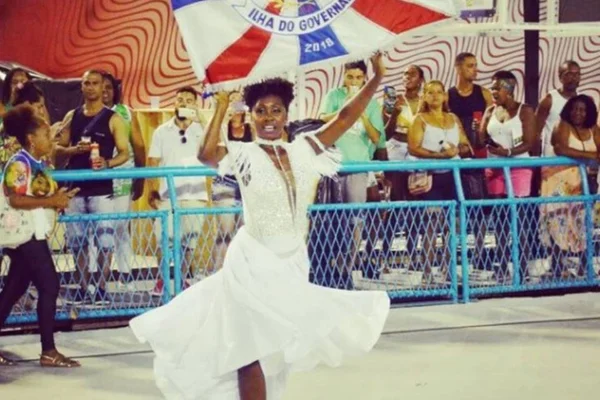 Imagem mostra porta-bandeira que denunciou ter sido vítima de racismo no Rio de Janeiro - Metrópoles