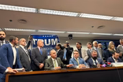 Bandeira em apoio ao presidente dos Estados Unidos, Donald Trump, durante um ato da oposição na Câmara dos Deputados 