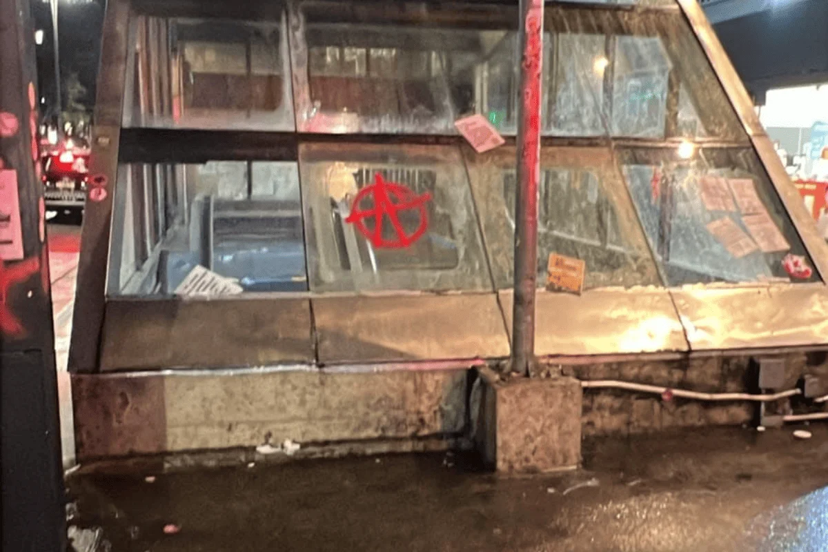 Símbolo do anarquismo pichado na estação de Metrô em São Paulo. Símbolo do anarquismo pichado na estação de Metrô em São Paulo.