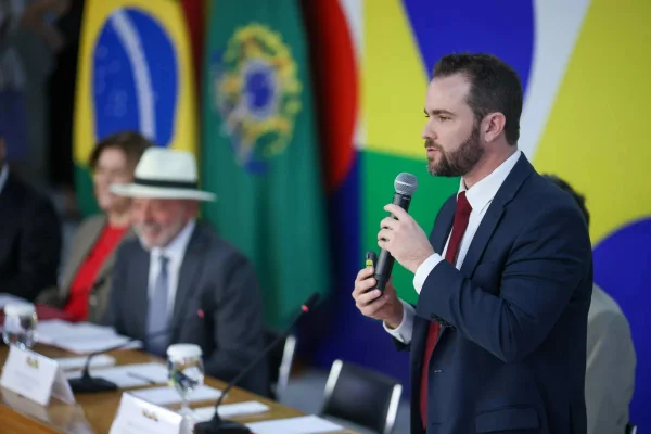Imagem colorida, Dario Durigan e Lula - Metrópoles