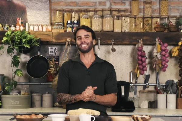 Daniel Cady ensina bolo de milho da avó e revela segredo de família