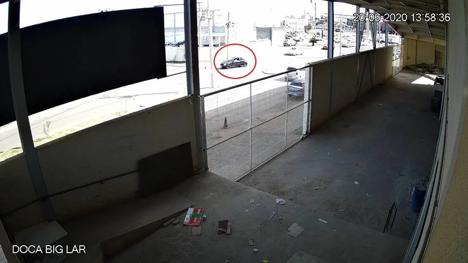 Um dos carros usado para dar apoio aos criminosos foi flagrado por câmeras de segurança de um dos shoppings Um dos carros usado para dar apoio aos criminosos foi flagrado por câmeras de segurança de um dos shoppings