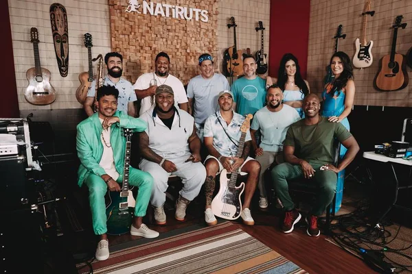 Natiruts celebra 20 anos de história com turnê de Good Vibration