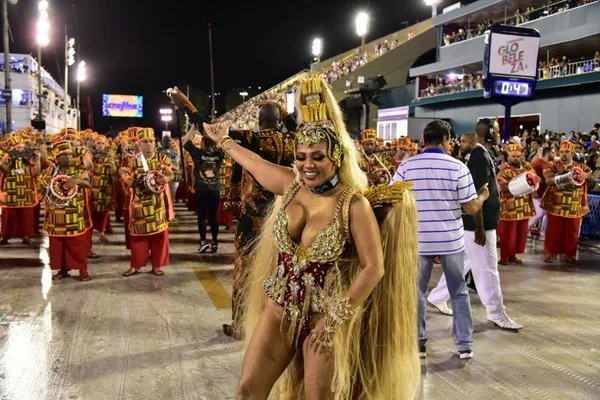 Mãe de Lexa arrasa em desfile e usa coleira com nome da filha