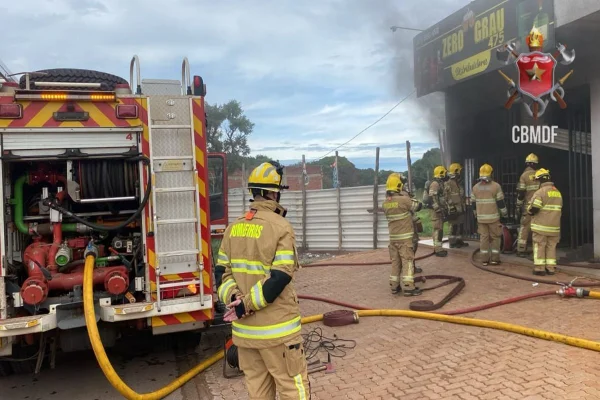 Foto colorida de bombeiros em atendimento a um incêndio em distribuidora de bebidas chamada zero grau, em Santa Maria