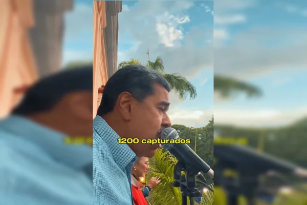 Nicolás Maduro falando no microfone
