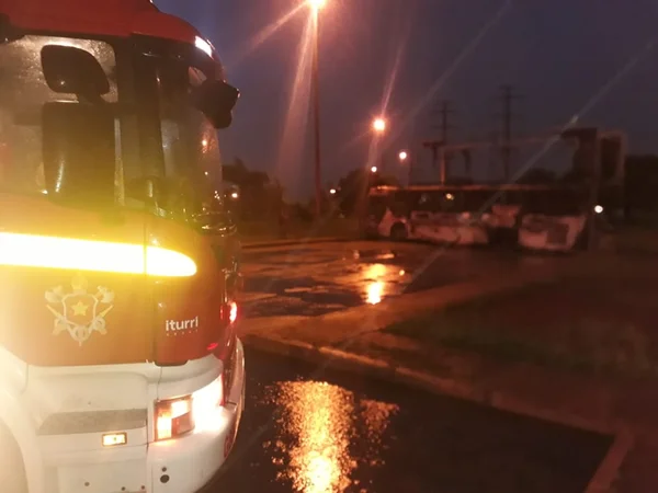 Corpo carbonizado é encontrado dentro de ônibus incendiado no DF
