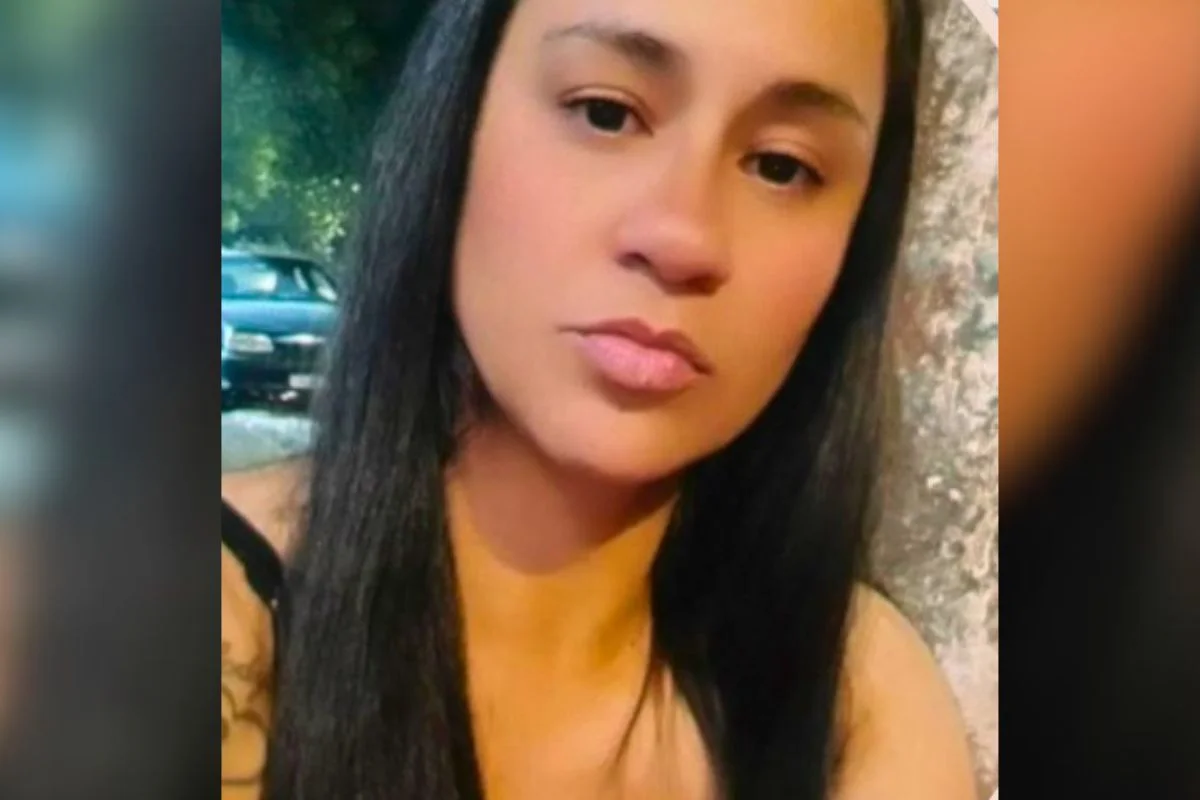 Mulher aguardava na fila do açougue quando foi surpreendida pelo homem, que desferiu golpes de faca nas costas, no pescoço e no rosto Mulher aguardava na fila do açougue quando foi surpreendida pelo homem, que desferiu golpes de faca nas costas, no pescoço e no rosto