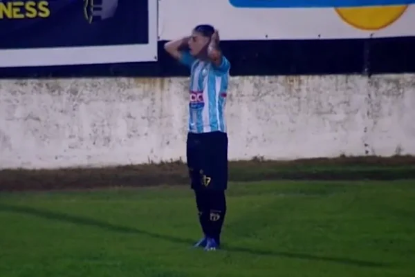Vídeo: jogador é expulso na Argentina após urinar em campo