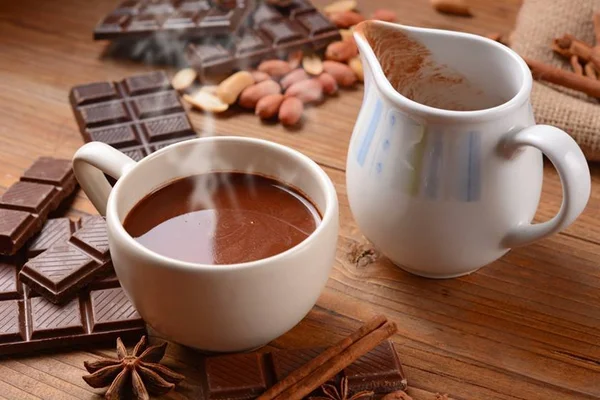 Frio? Aprenda 3 versões saudáveis de chocolate quente para se aquecer